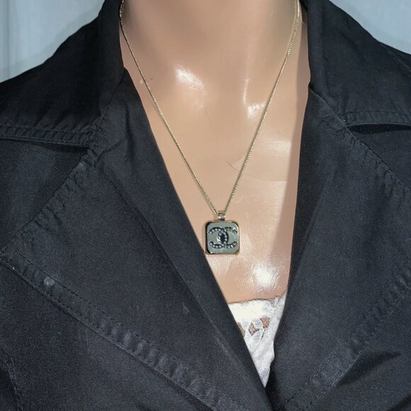 Authentic CHANEL cc logo square pendant necklace with pearl and crystals NEW - Picture 8 of 8